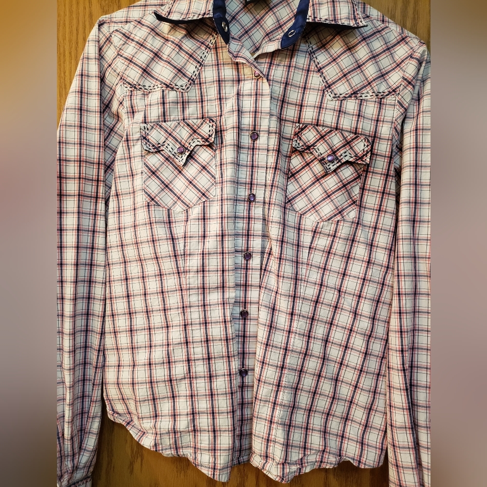 Cute ladies western, snap up, long sleeve shirt. Great condition.
